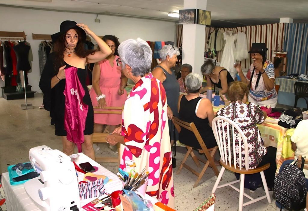 Pase de moda en Yaiza este sábado para finalizar el taller creativo de reciclaje de ropa