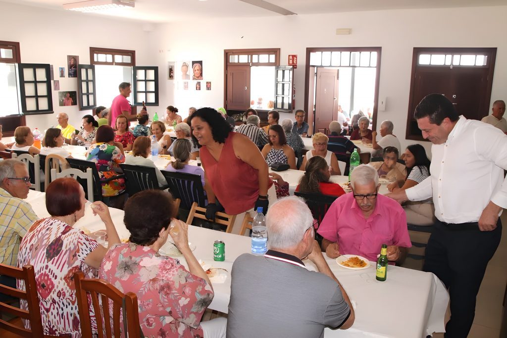 Noventa personas celebran el Día del Mayor en Yaiza