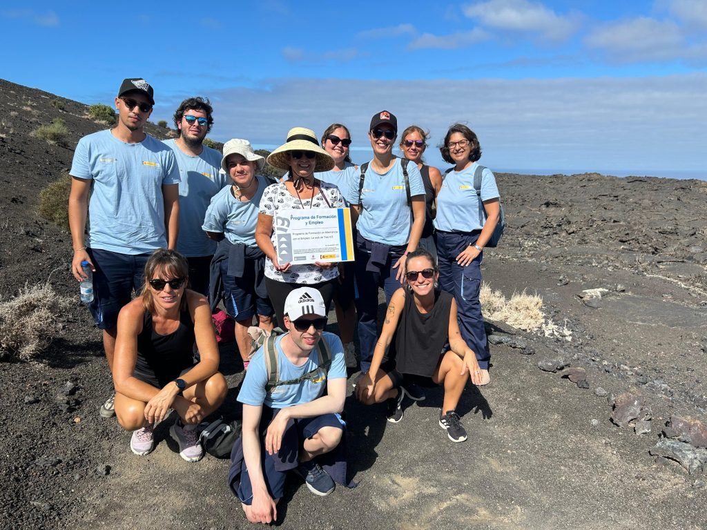 El PFAE La Web de Tías 4.0 realiza una actividad de limpieza y concienciación sobre el cambio climático en la Playa de Famara