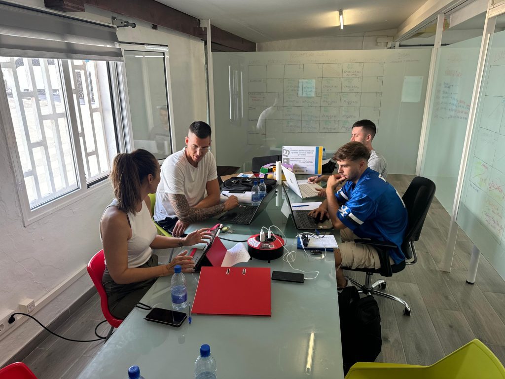 Conecta Tías desarrolla un proyecto de intervención comunitaria con actividades para mayores y jóvenes