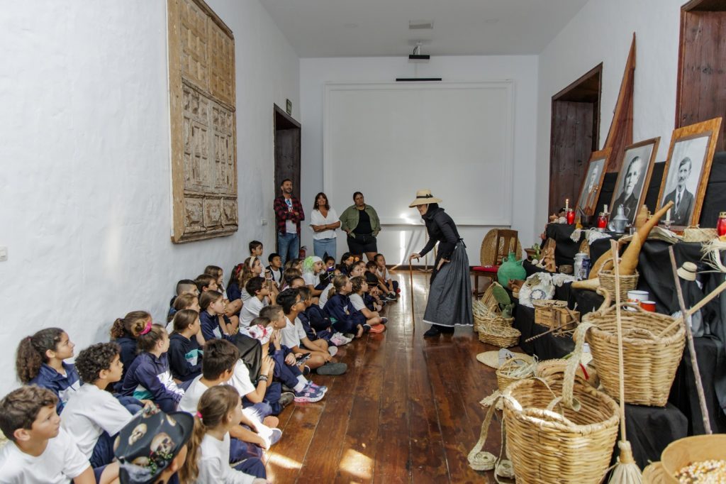 Más de 600 escolares de Teguise conocen el arraigo y las tradiciones Canarias con motivo del Día de los Finaos