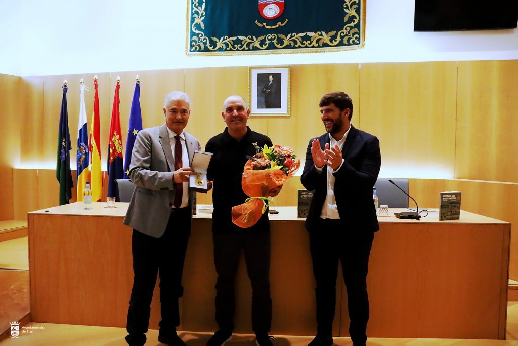 El club de fútbol Sporting Tías recibe la primera Medalla de Oro del Ayuntamiento de Tías