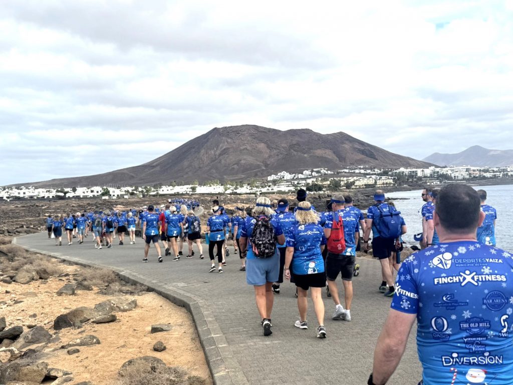 Playa Blanca solidaria camina por Pequeño Valiente