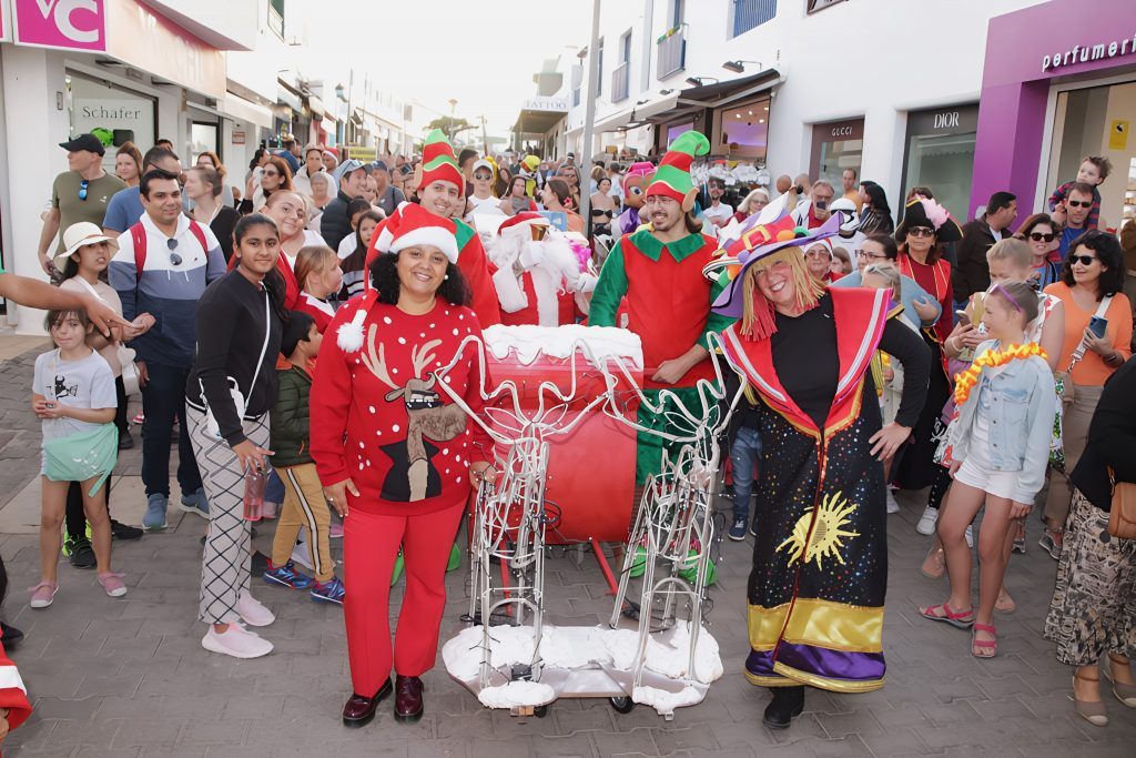 Papá Noel llena de alegría la zona comercial de Playa Blanca