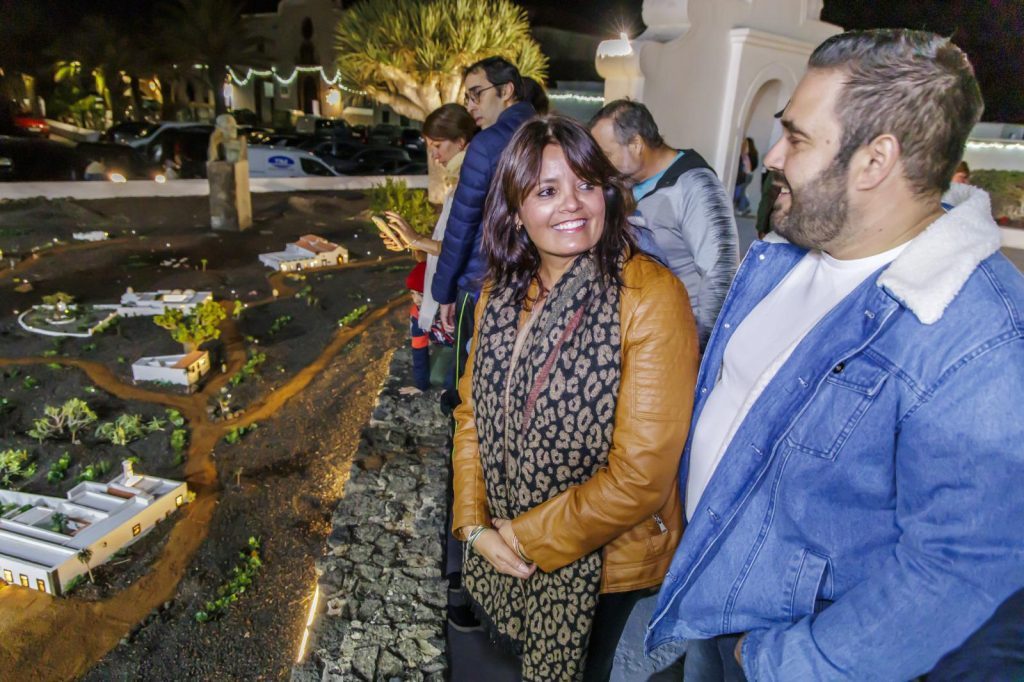 Teguise inaugura su tradicional Belén municipal con el escultor Rigoberto Camacho