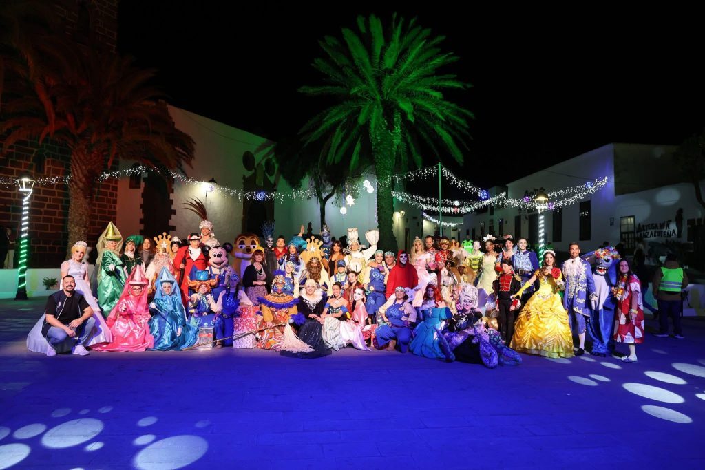 Más de un millar de niños y niñas disfrutan de la llegada de los Reyes Magos a Teguise