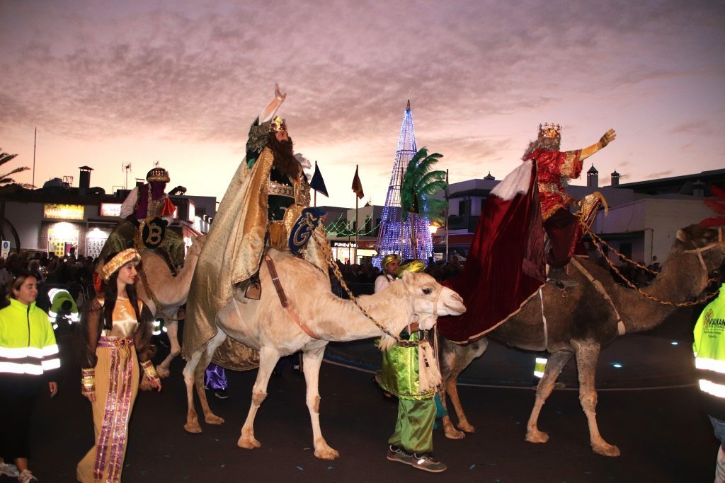 Playa Blanca peta el centro del pueblo en su acogida a los Reyes Magos