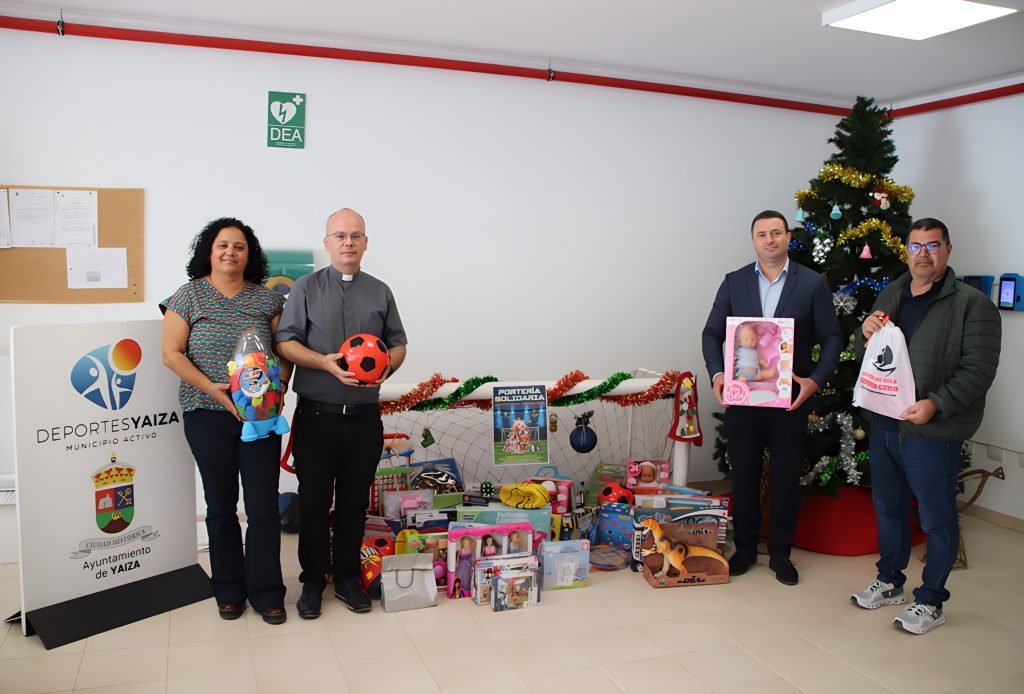 Yaiza y Cáritas entregan los regalos de la portería solidaria sureña