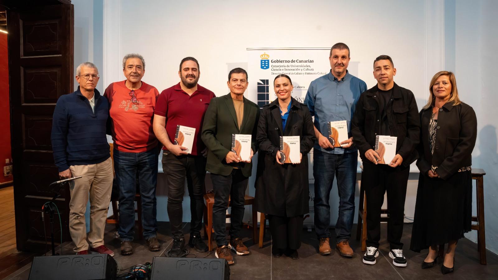 Teguise presenta el libro ‘Crónicas del Timple’, de Benito Cabrera y Daniel Morales