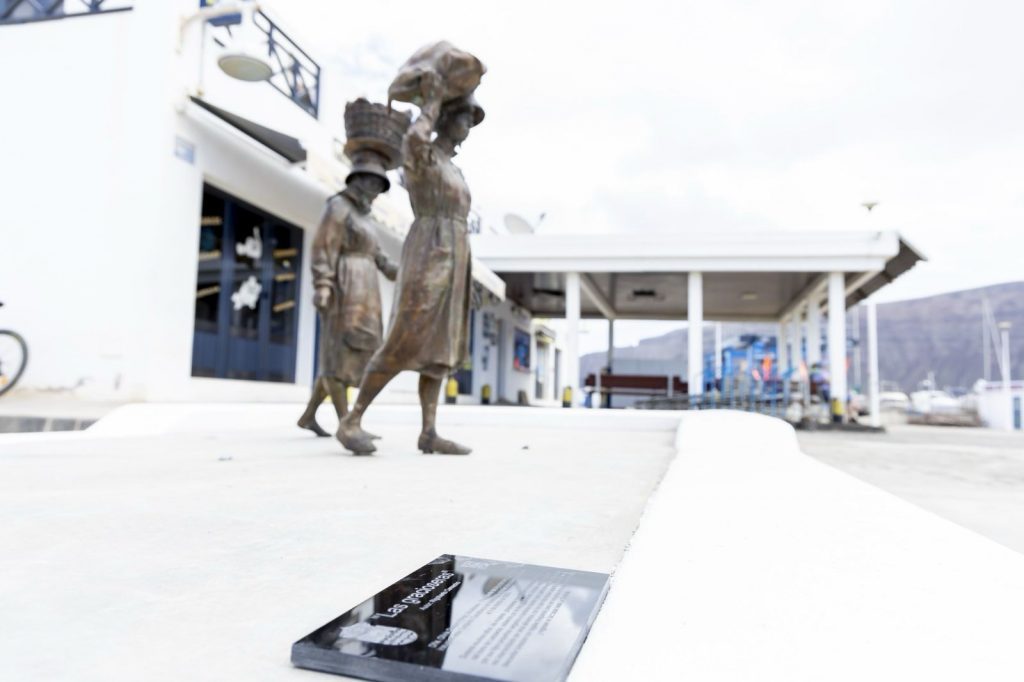 El Ayuntamiento de Teguise rinde homenaje a la mujer graciosera con la inauguración de un conjunto escultórico