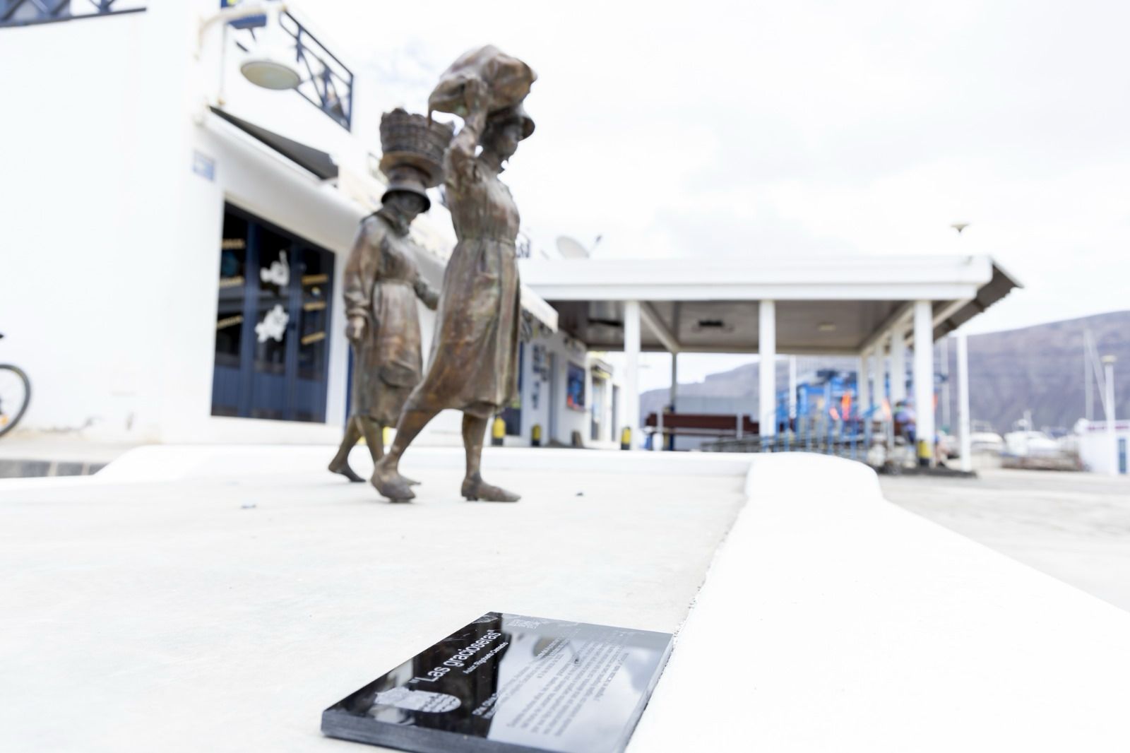 El Ayuntamiento de Teguise rinde homenaje a la mujer graciosera con la inauguración de un conjunto escultórico