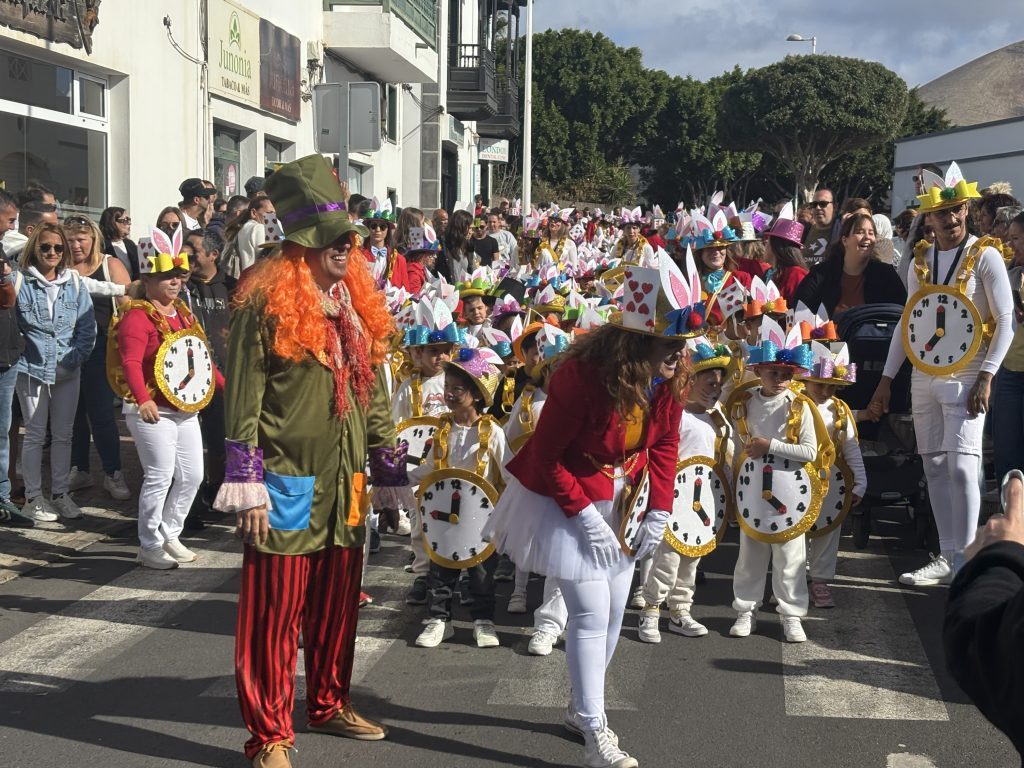 Los escolares protagonizan los pasacalles carnavaleros de los colegios de Tías y Puerto del Carmen