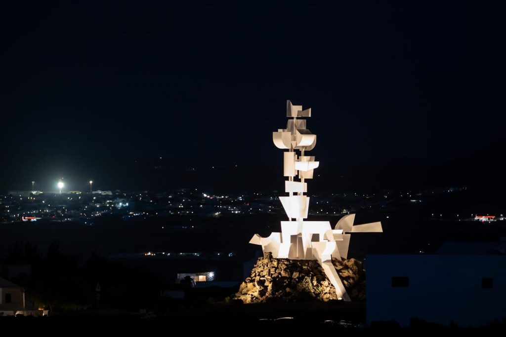La Escultura de la Fecundidad vuelve a alzarse en el Monumento al Campesino tras un minucioso proceso de restauración