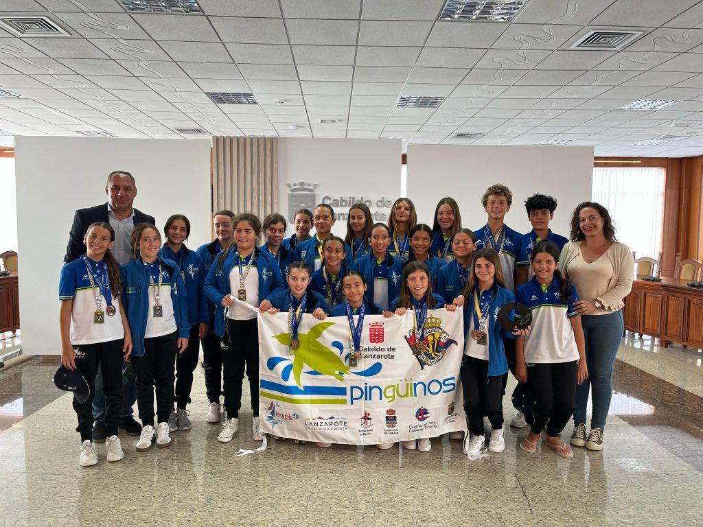 El Cabildo de Lanzarote recibe al Club Pingüinos de Arrecife, subcampeones de España en natación artística