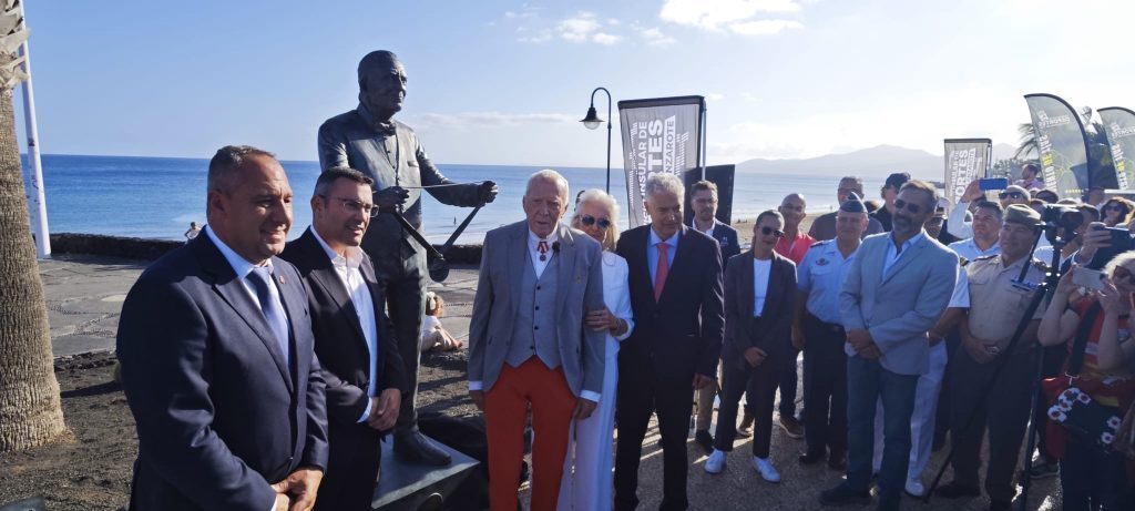 El Ayuntamiento de Tías felicita a Kenneth Gasque con motivo de la inauguración de su estatua en Puerto del Carmen