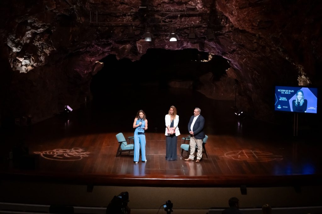 Gemma Mengual inaugura en Jameos del Agua el ciclo de encuentros con grandes voces ‘Cangrejos Albinos’