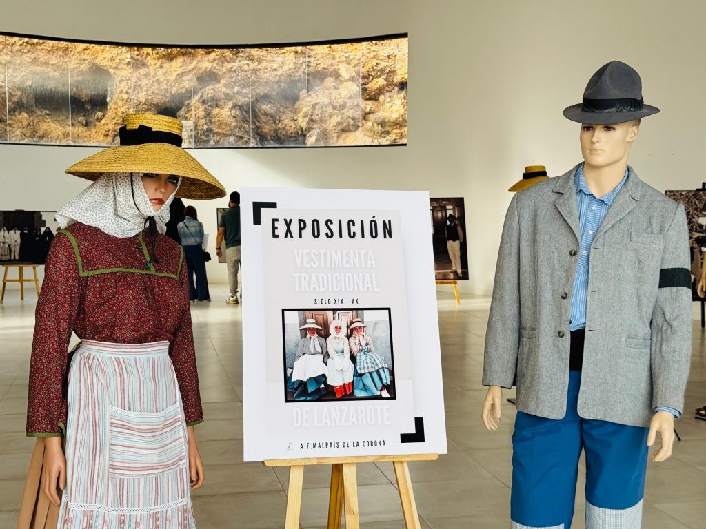 El Centro Cívico de Costa Teguise acoge la exposición de vestimenta tradicional canaria