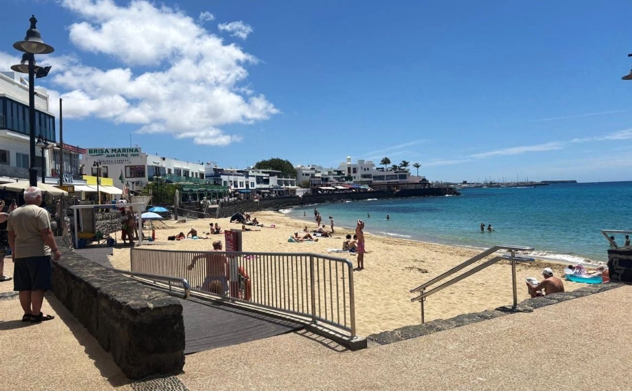 Playa Blanca y Puerto Calero mantienen su Bandera Azul