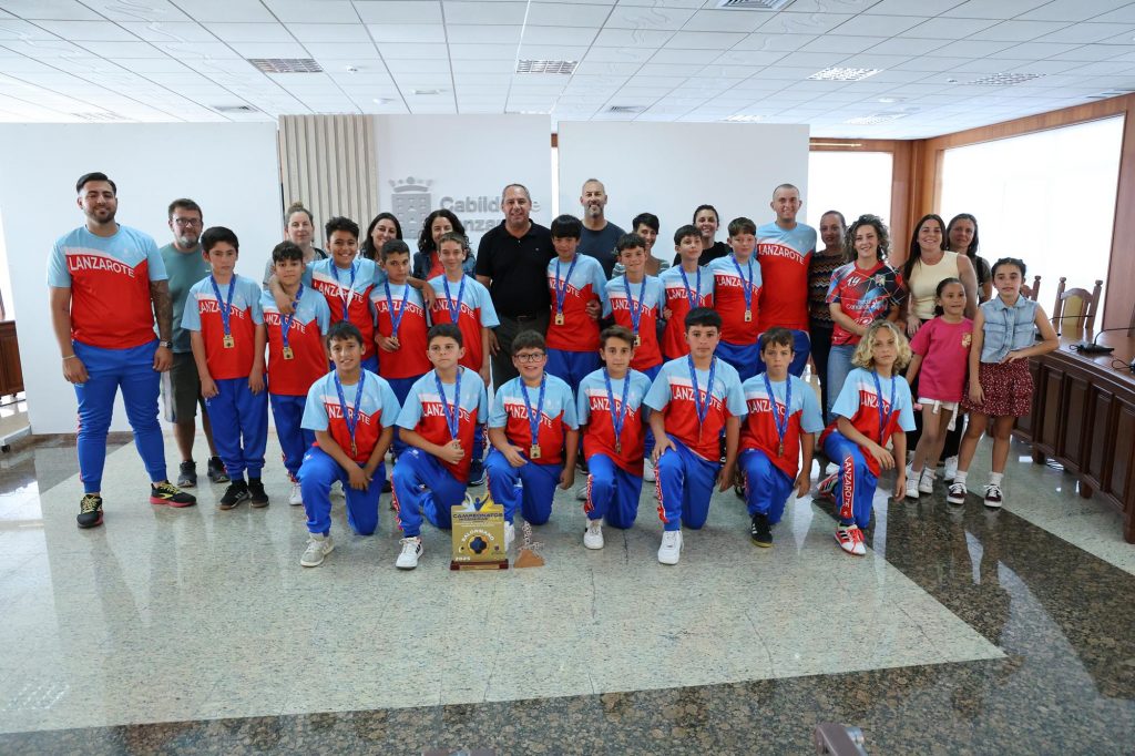 El Cabildo recibe al alevín Zonzamas Wood Store tras su triunfo en el  Campeonato de Canarias de Balonmano