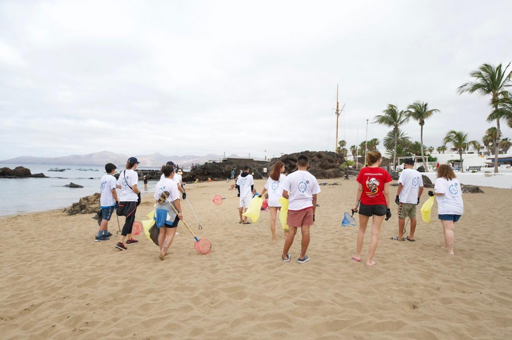 Tías celebra el Día del Medio Ambiente retirando 65 kilos de envases y unas 4.000 colillas de las playas