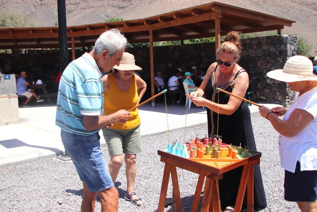 Cien mayores de Yaiza confraternizan en el festejo por el Día del Abuelo