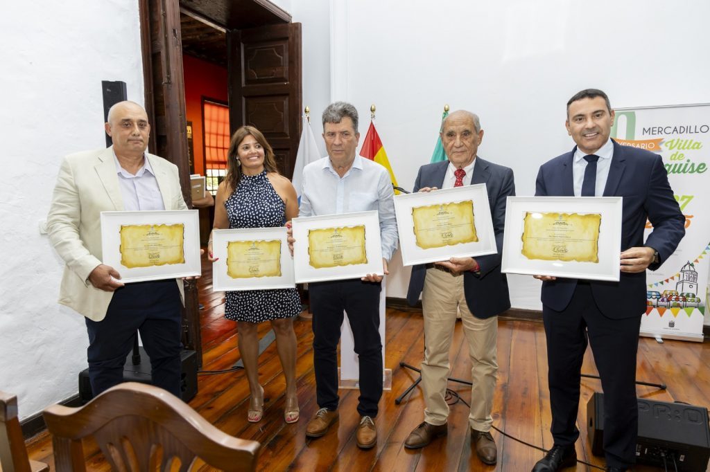 Teguise celebra el 40º aniversario del Mercadillo de la Villa con un homenaje a los alcaldes de las últimas cuatro décadas
