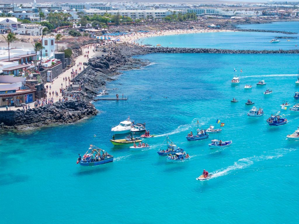 Playa Blanca y su tradición marinera se rinden a la Virgen del Carmen
