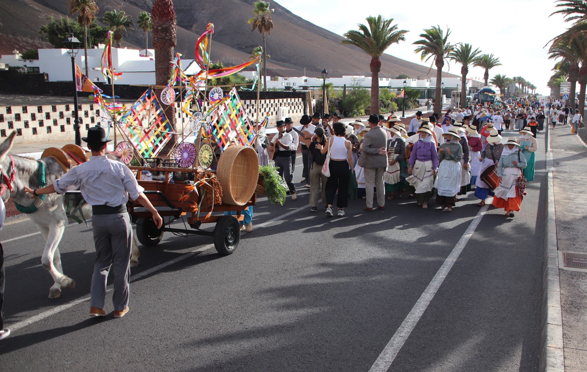 Yaiza ofrenda a Remedios en la romería más participativa de la última década