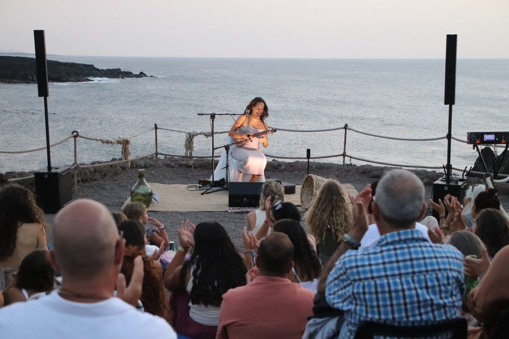 El Golfo consiente la música de la cantautora Julia Rodríguez