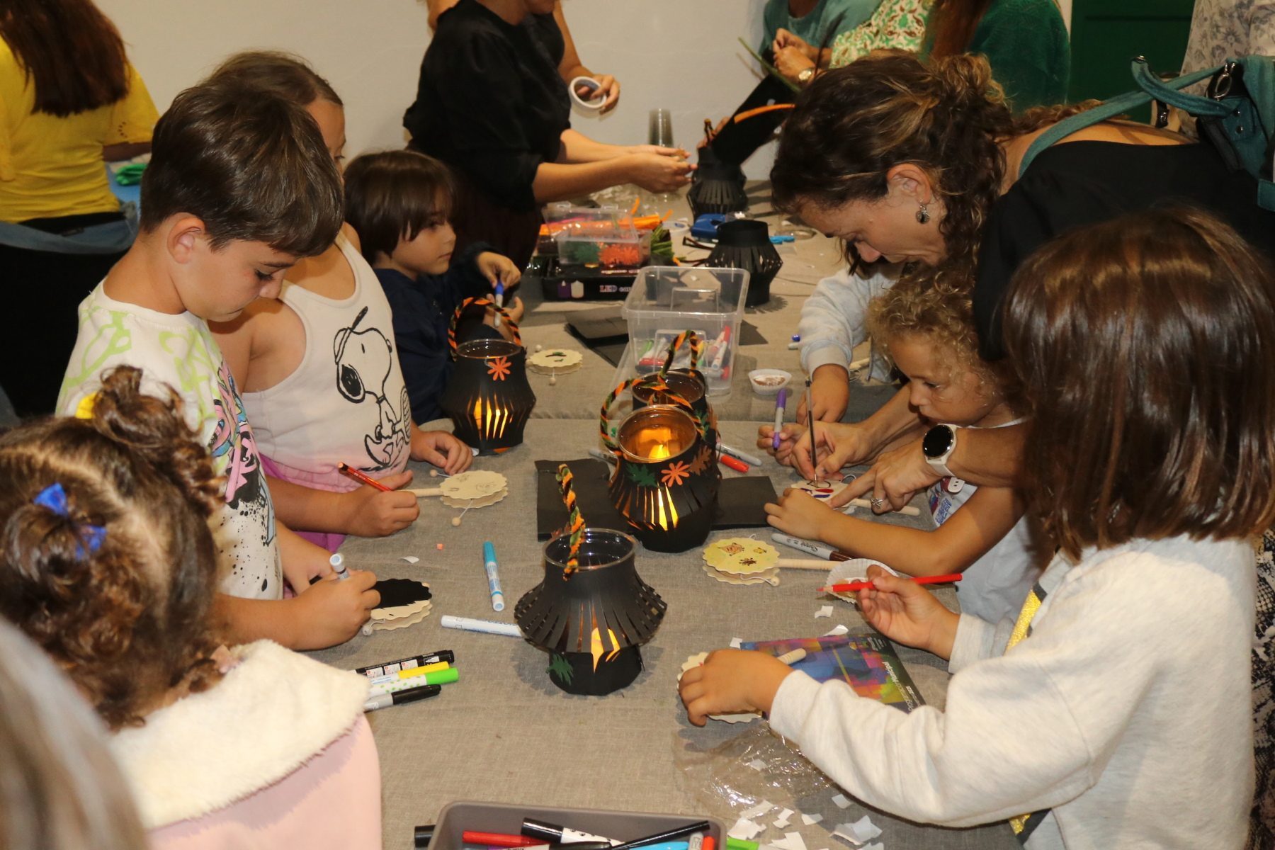 El teatro callejero ayuda a entender la Noche de Finaos