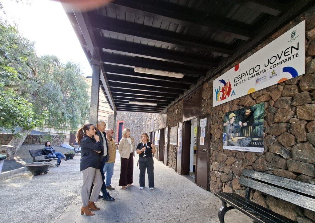 Pinturas de Goya, Manet y Chagall cuelgan del exterior del Espacio Joven de Tías