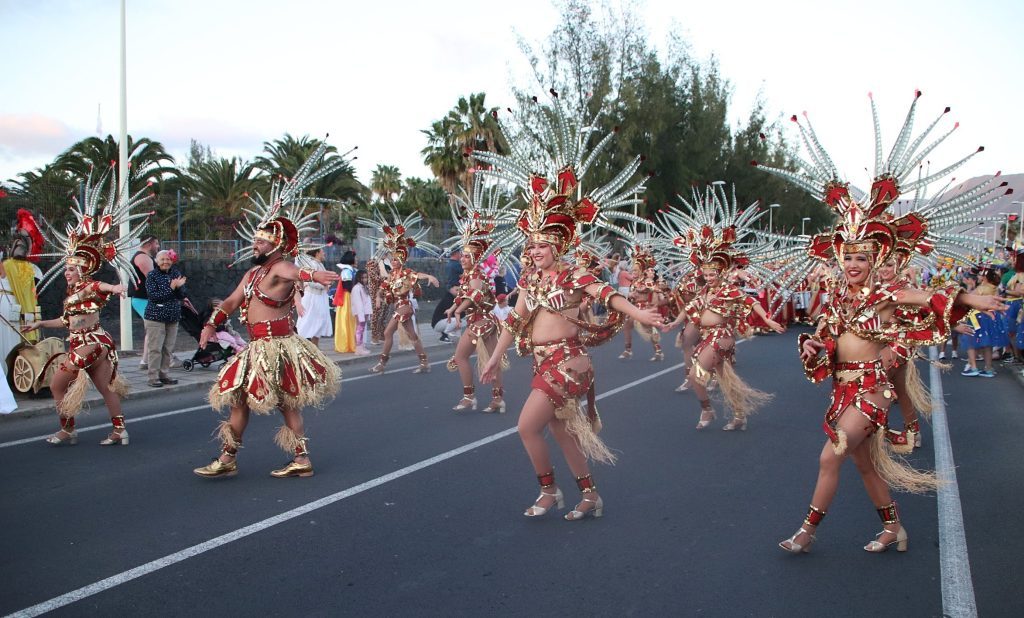La calle desborda alegría en el Carnaval de Playa Blanca