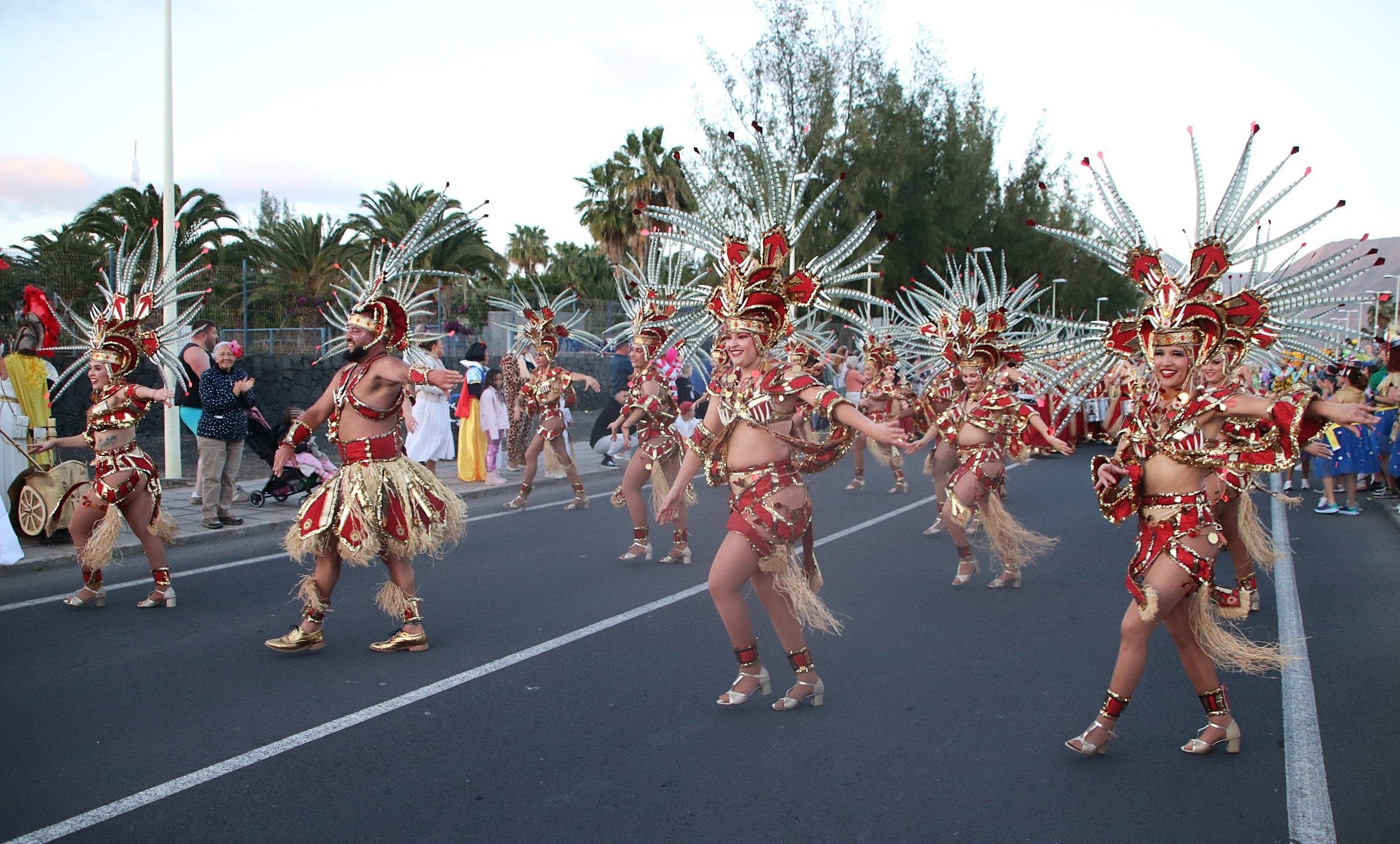 La calle desborda alegría en el Carnaval de Playa Blanca
