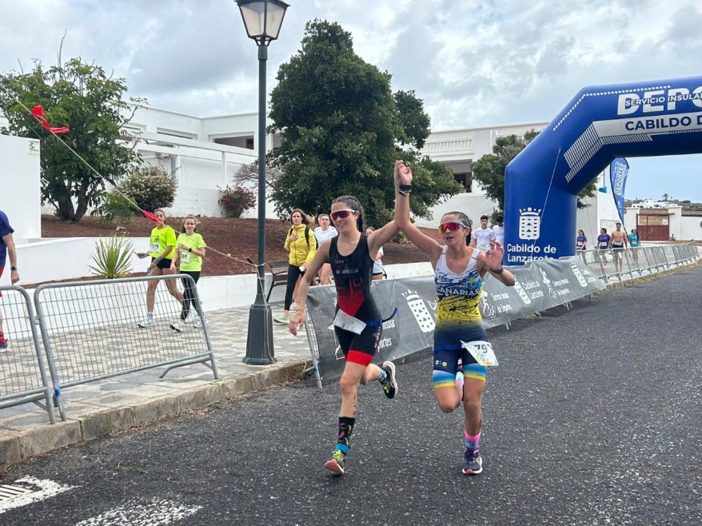 Enea Cucchetti y Elizabeth Rosa vencen en el Triatlón IES Yaiza