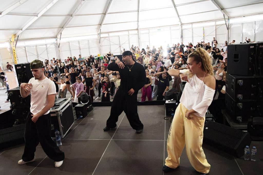 La juventud de Teguise llena la carpa de La Villa en una exitosa master class de baile del “Buenas Noches Tour”