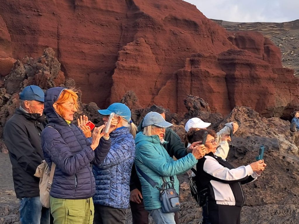 El Golfo inspira la mirada sabia de los mayores de Yaiza