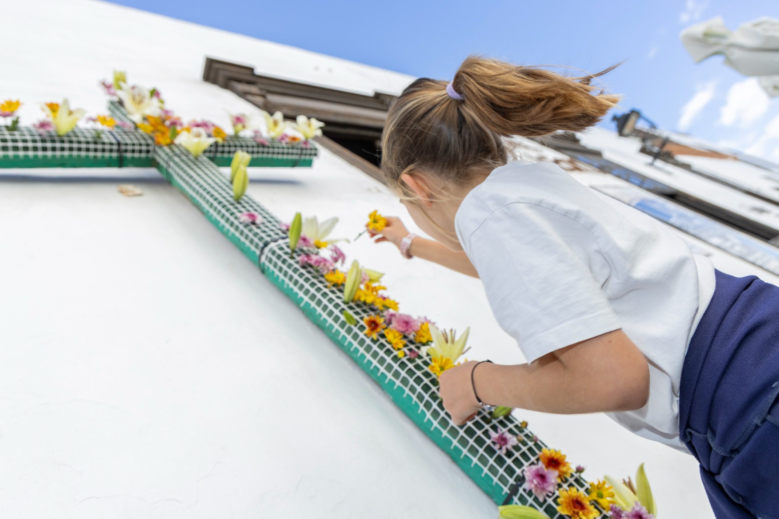 El tradicional enramado de las cruces llena de flores y color el municipio de Teguise