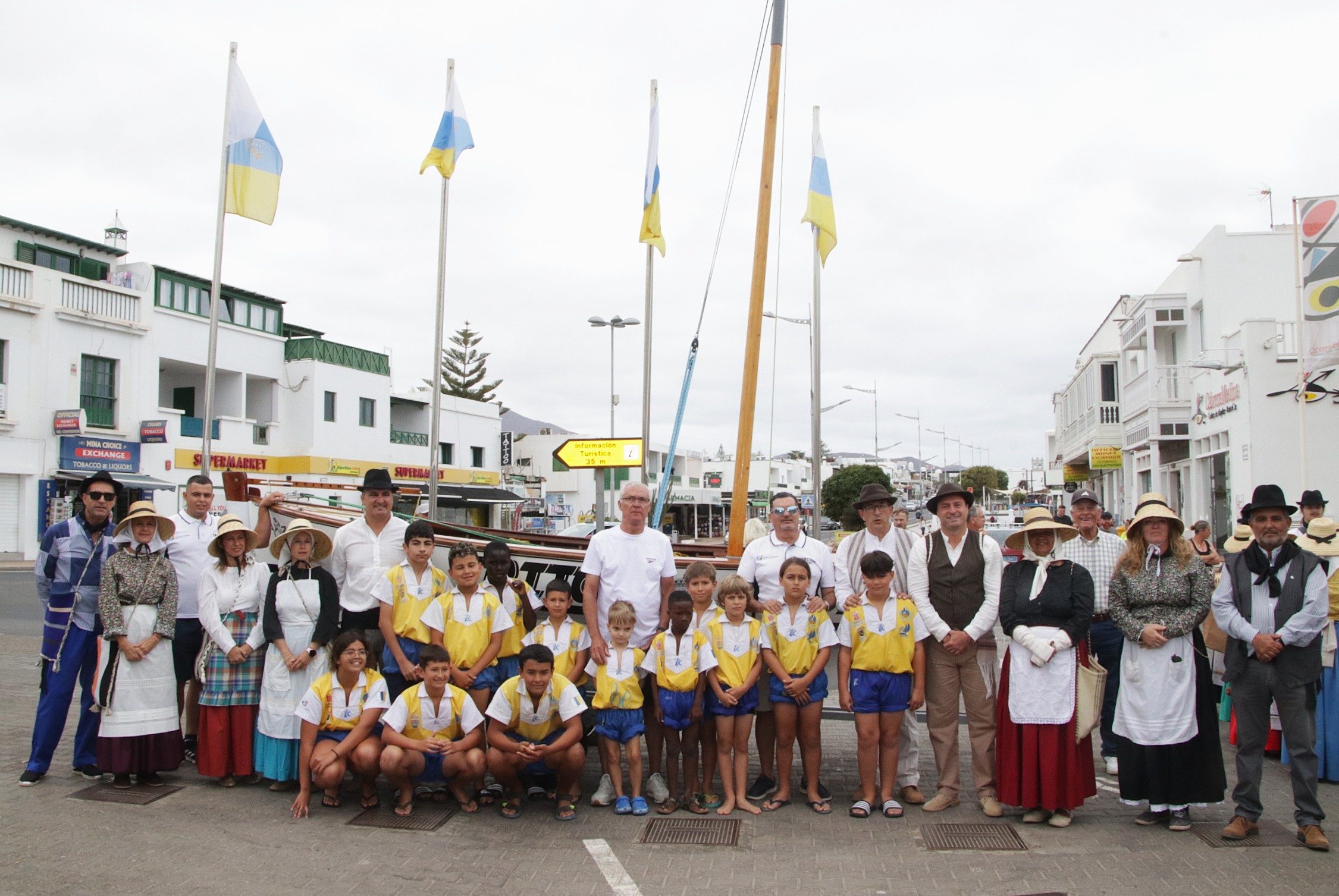 Yaiza celebra el Día de Canarias exhibiendo emblemas de la tierra