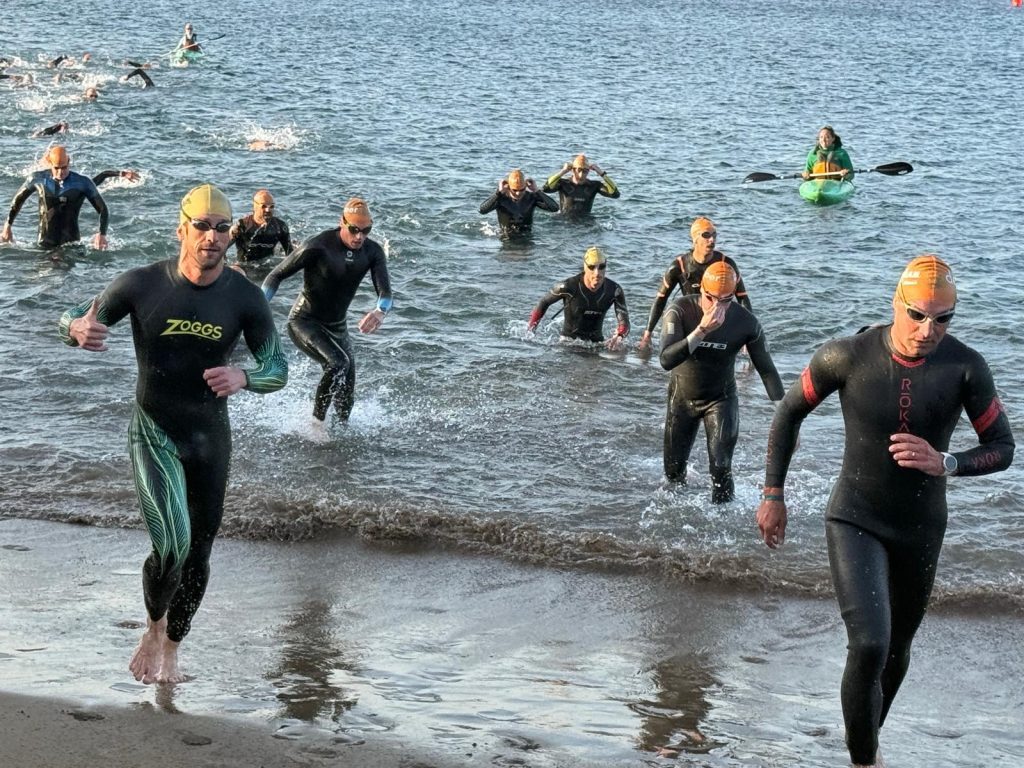 Cerca de 1.400 triatletas se lanzan al agua en la XXXIV edición del Ironman Lanzarote