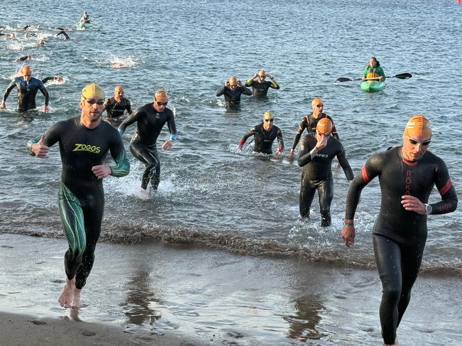 Cerca de 1.400 triatletas se lanzan al agua en la XXXIV edición del Ironman Lanzarote