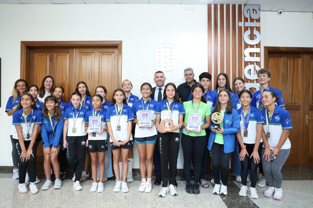 El Cabildo de Lanzarote recibe al CD Pingüinos, campeón de España Junior de Natación Artística