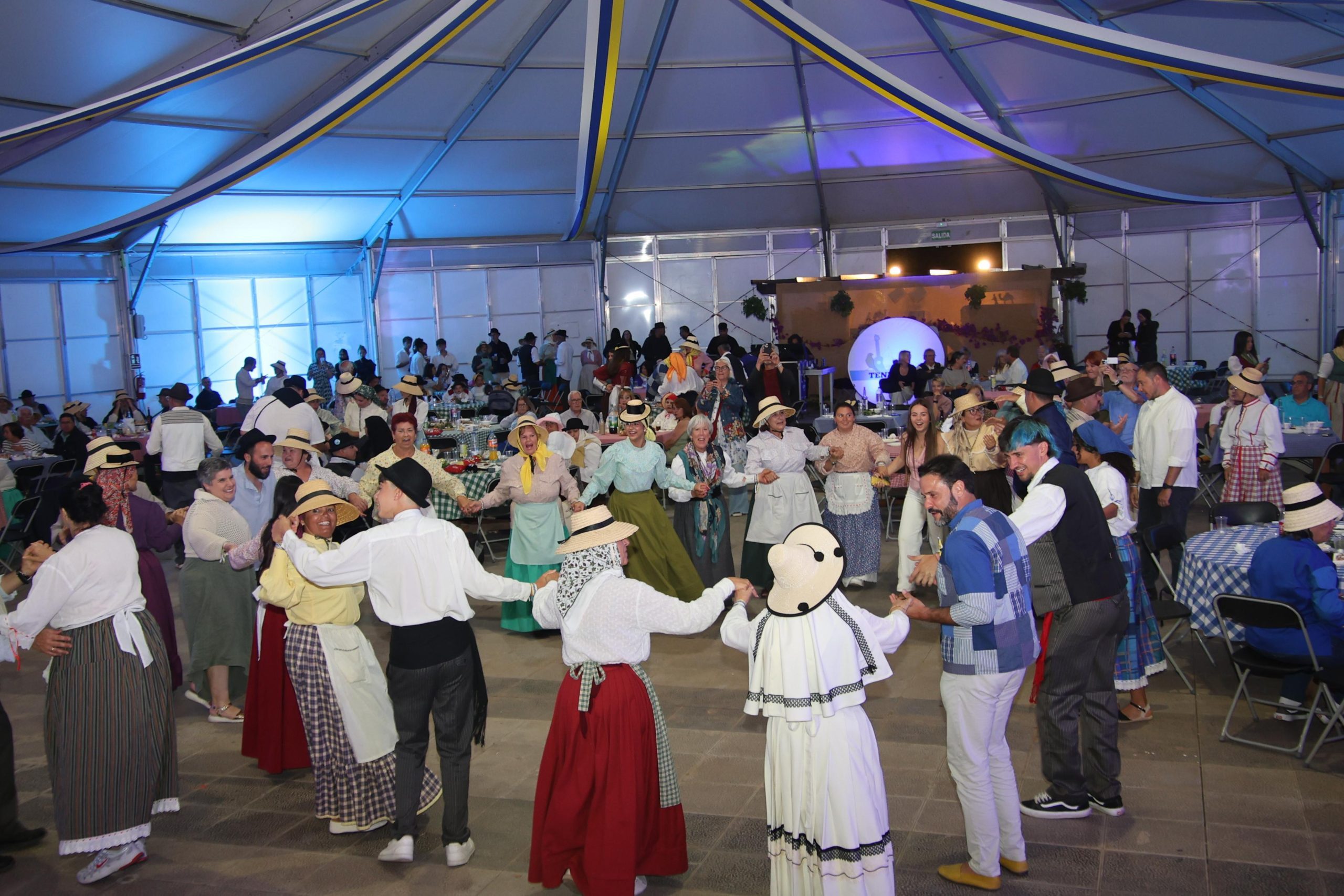 El tradicional Tenderete Canario vuelve a llenar la Villa de música y tradición