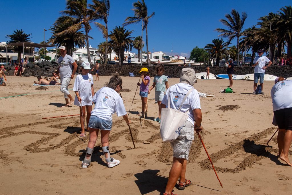 Teguise une inclusión y compromiso ambiental en una jornada de voluntariado que reúne a 27 participantes en Costa Teguise