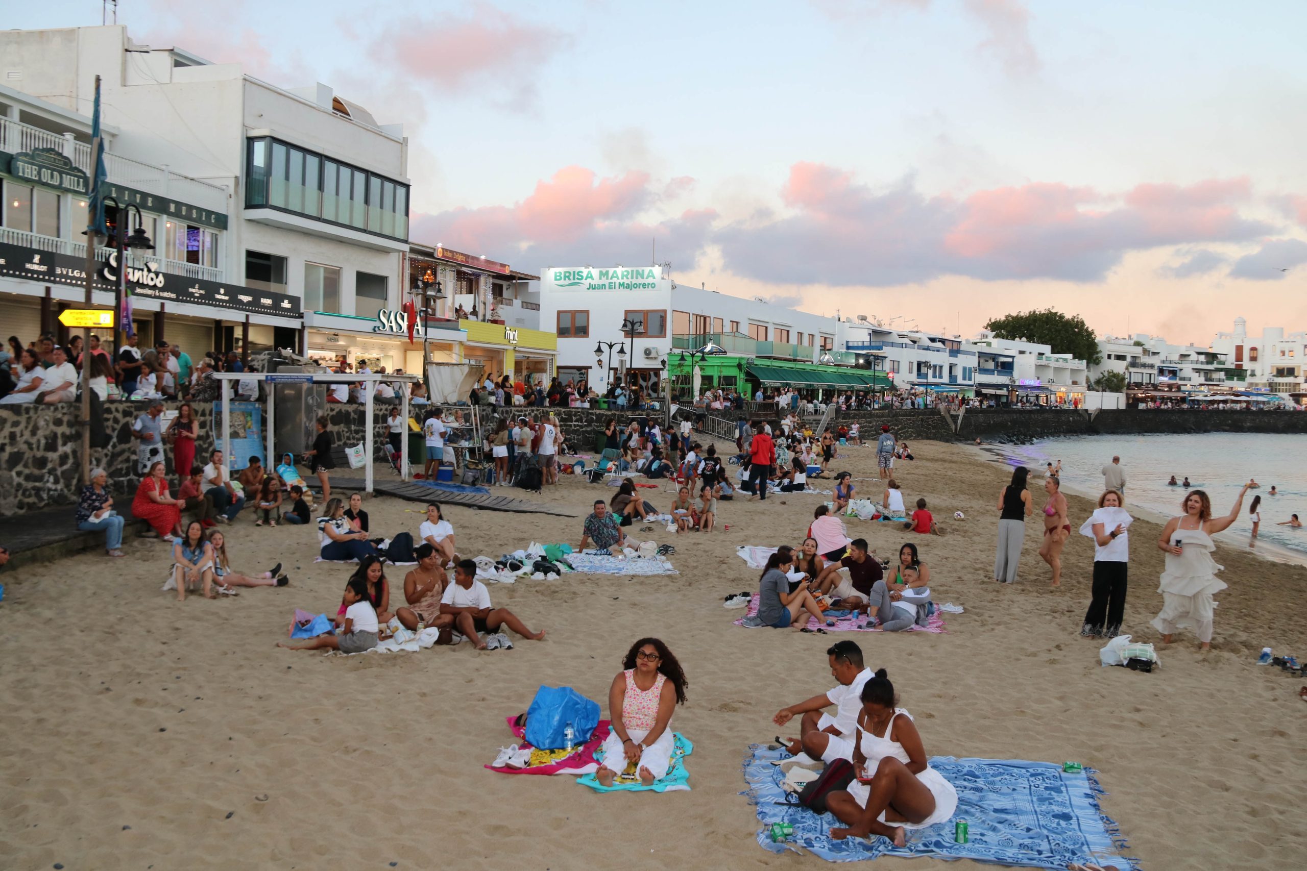 La Noche de San Juan prende la alegría y el espíritu festivo de Playa Blanca