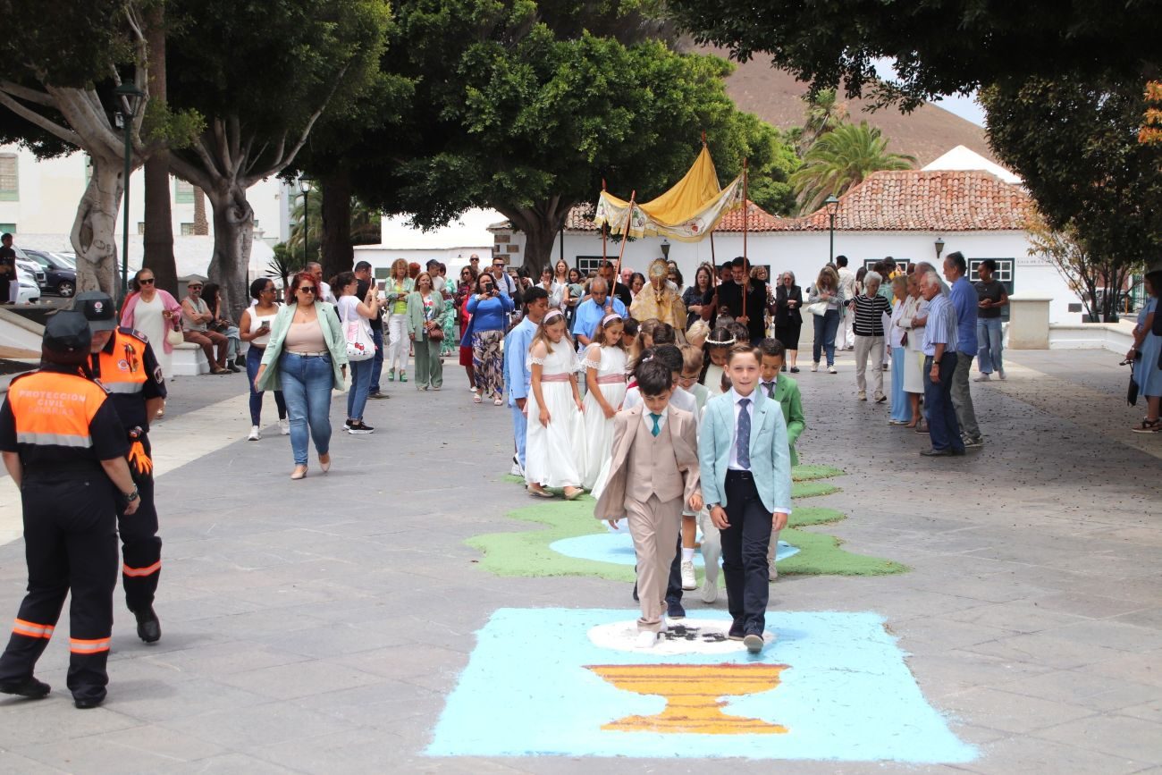 Las alfombras de sal guían la celebración del Corpus en Yaiza