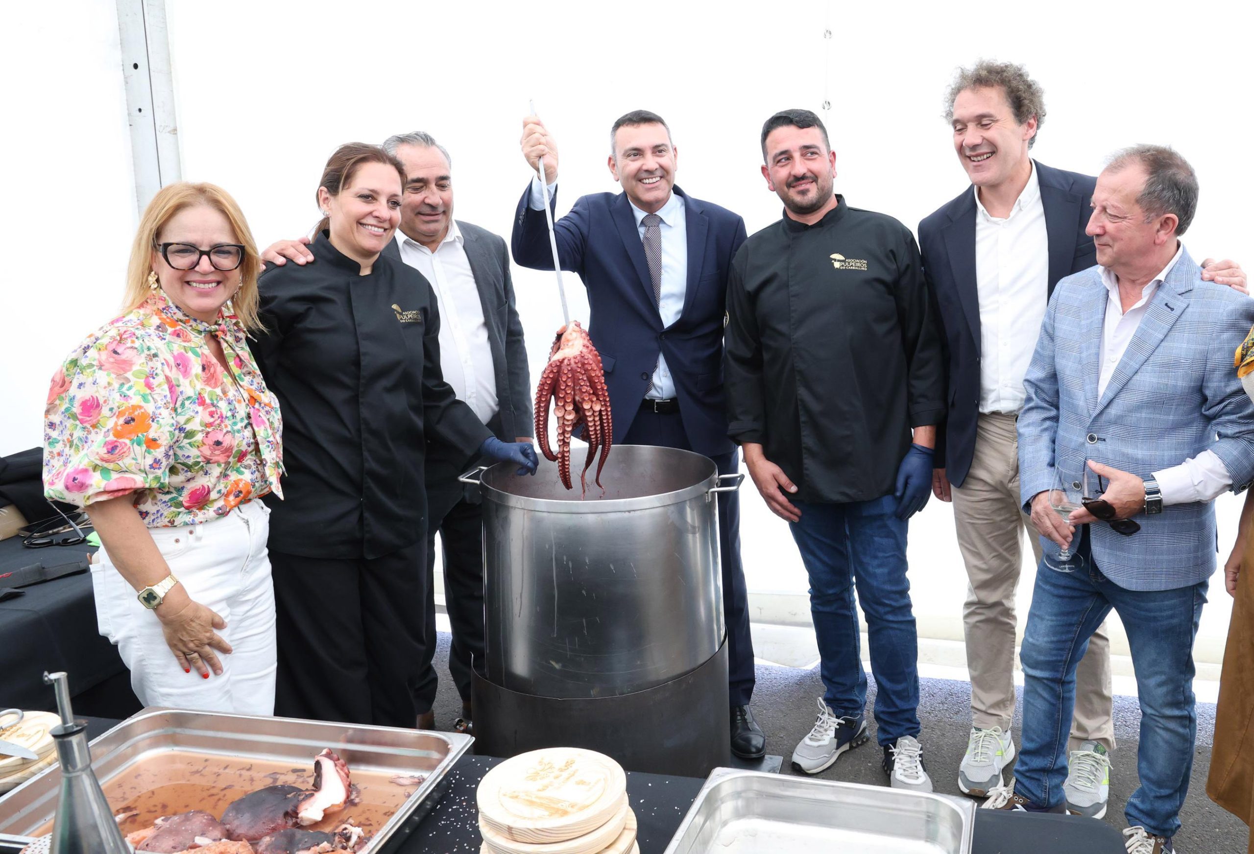 El Castillo de San José acoge la presentación de la 64ª Festa do Pulpo de O Carballiño, dedicada a Lanzarote