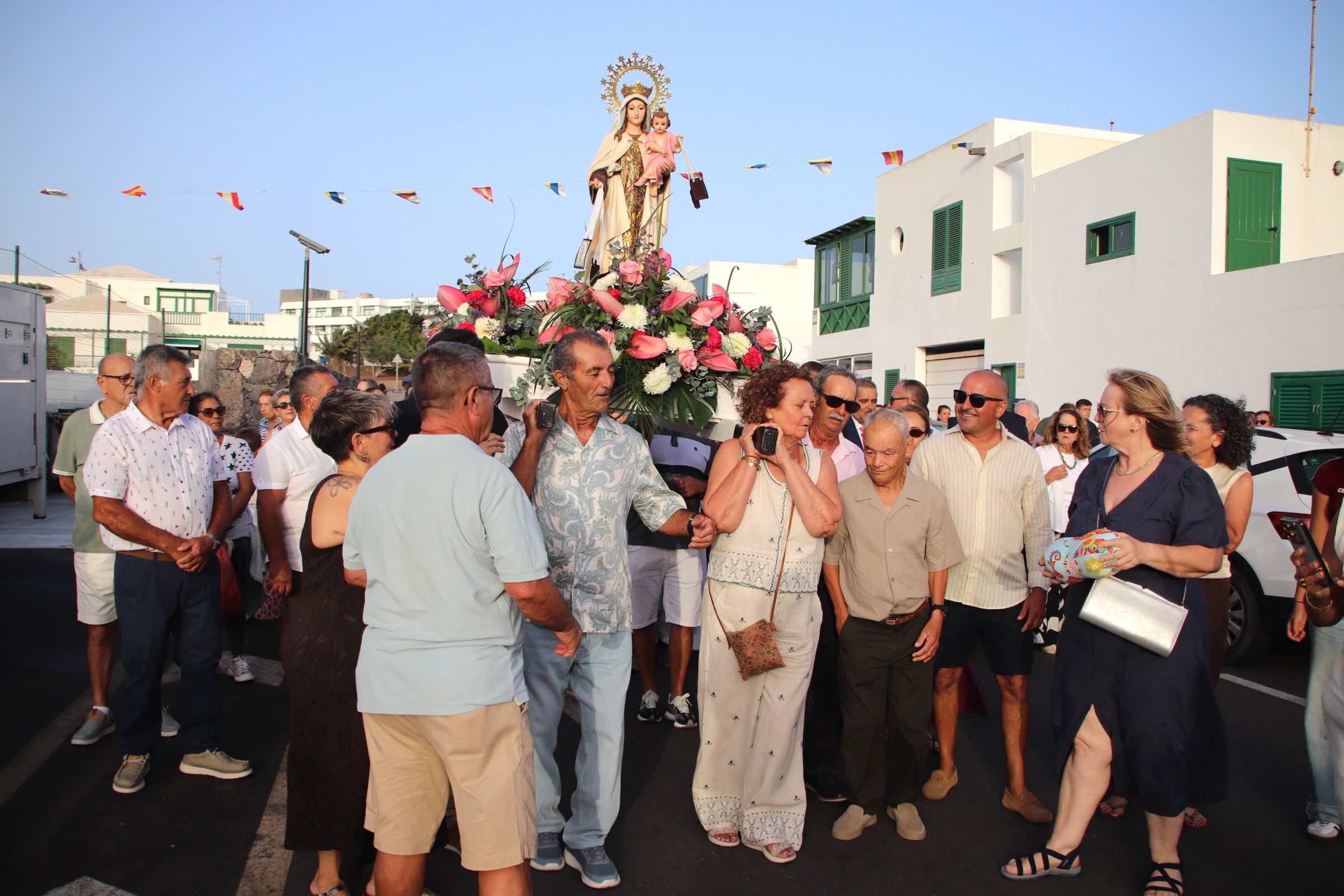 Playa Blanca se emociona en la procesión de honra a su patrona