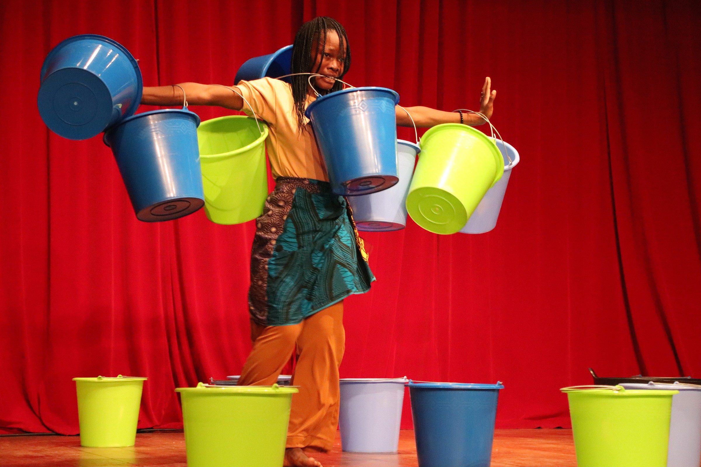 Yaiza expresa el arte y, con él, la diversidad cultural