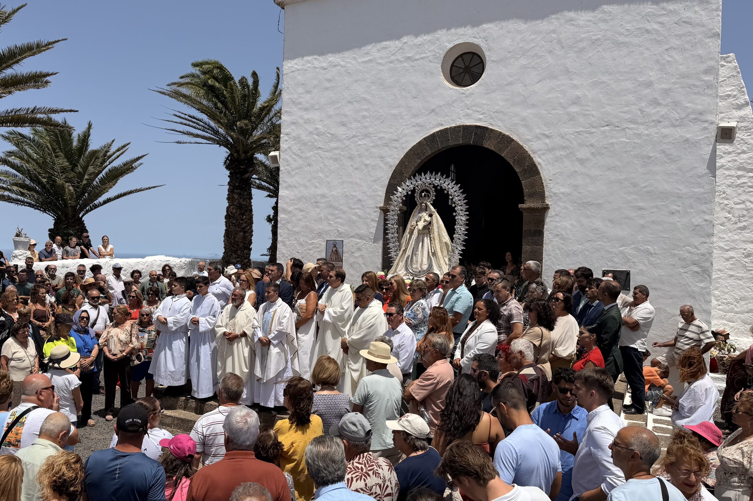 Teguise honra a Nuestra Señora de Las Nieves en la tradicional misa en la ermita