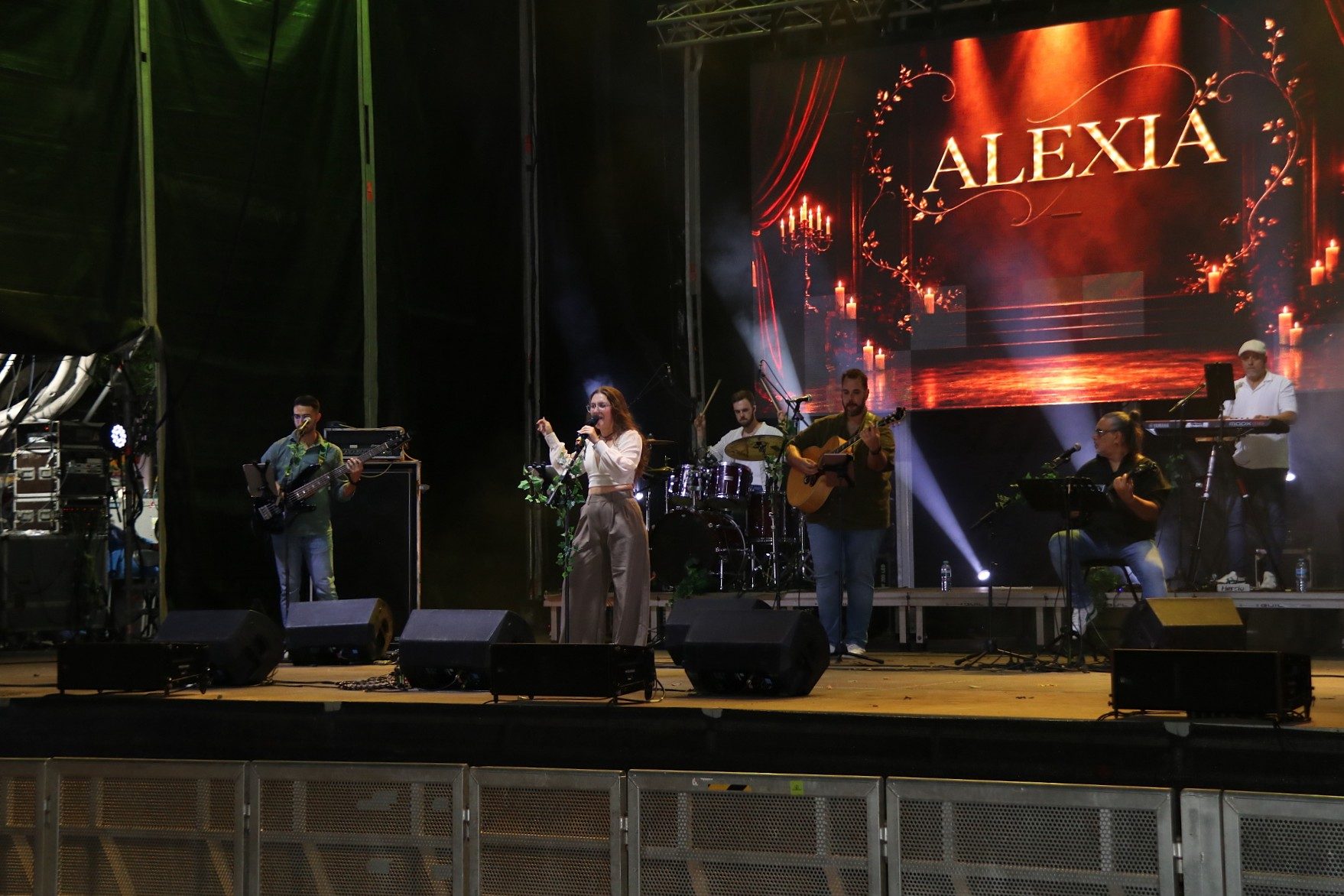 Alexia interpreta sus raíces en las fiestas de Los Remedios